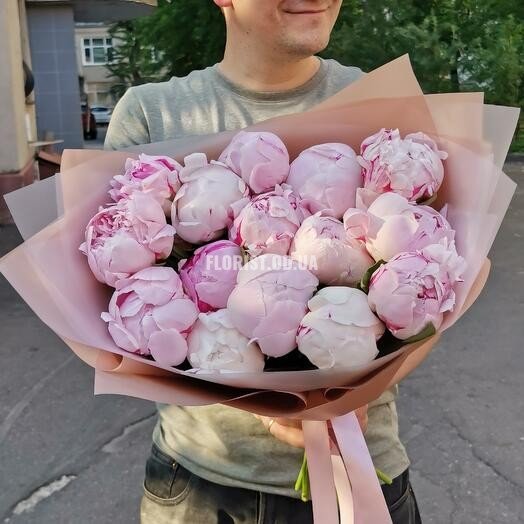 Букет из 15 ароматных пионов с доставкой в Одессе